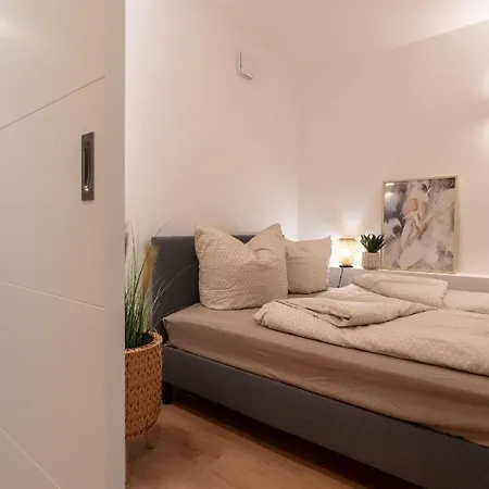 Lejlighed 2-zimmer-apartment Mit Balkon - Naehe Sbahn *